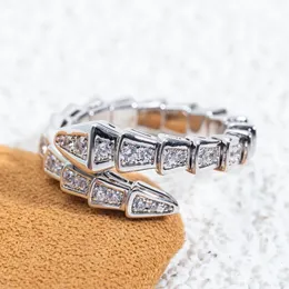 Designers de luxuris tocam anéis de prata para mulheres anéis de padrão de cobra abertos fáceis de deformar Lady osso anéis de diamante de diamante completo Festa casual de moda casual