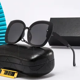 Occhiali da sole per donne designer occhiali da sole Lettera vintage cornice per la protezione solare Temperamento polarizzato a prova UV Strumenti di luce forte