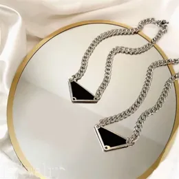 Классические дизайнерские женские подвесные ожерелья дизайнер металлический черный треугольник