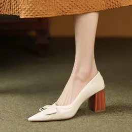 Sapatos de vestido 2023 Mulheres da primavera Ponto Ponto Bombas de salto grossa de couro genuíno salto alto Bow-nó para Zapatos de Mujer