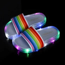 슬리퍼 여름 어린이 Led Sandals for Girls Rainbow Straps 아기 슬리퍼 아이 야외 LED 플래시 조명 슬리퍼 공주 신발 T230302