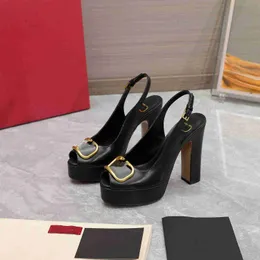 Mulheres Sapatos de vestido de luxo Designer de saltos altos tom de ouro Triple preto Nuede Red Womens Lady Fashion Sandals Party Wedding Office Bombas H6