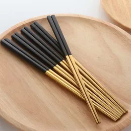 Yemek çubukları 5 çift paslanmaz çelik Çin altın seti siyah metal pirzola çubukları Suşi yemekleri için kullanılan 230302