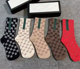 2023 Designer Mens Womens Socks Five Pair Luxe Sports Winter Mesh Letter مطبوعة جورب تطريز القطن رجل مع صندوق A1