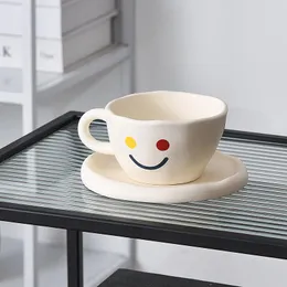 カップソーサークリエイティブハンドペイントマットセラミックスマイルコーヒーカップとソーサー面白いかわいいティーセットテーブルウェアユニークなギフト友達の母親