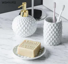 ヨーロッパのエンボス加工された白いセラミックバスルームセットクリーニングホーム歯ブラシホルダー石鹸液皿マウスカップバスウェア2107098689451