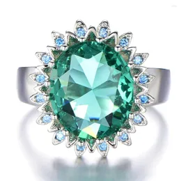 Cluster Rings Big Green Crystal Emerald ädelstenar för kvinnor Diamond White Gold Color Luxury Jewelry Bijoux Bague Party Fashion Accessory