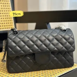 Bolsa feminina de ombro clássica preta escura com aba dupla, couro acolchoado, metal lacado, transversal, bolsa de designer versátil, três tamanhos, bolsa de ferragem, multipochetes