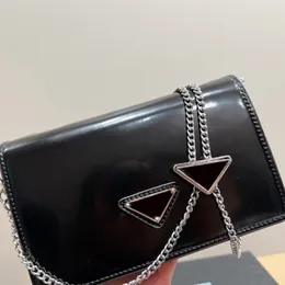 20x12 cm designers kvinnor crossbody väskor lyxiga portföljer varumärke nylon messenger kuvert väska mode purses kedja patent glänsande bröd kristall topp p triangel