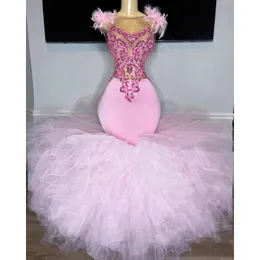 Luxus Rosa Meerjungfrau Prom Kleider Für Schwarze Mädchen Rüschen Perlen Federn Formale Party Abendkleid Robe De Bal