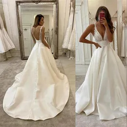 2023 Vintage A Line Wedding Dresses With Buttons Sexig öppen rygg Vestidos de Novia v Neck Satin Lace Applicques Sleeveless Bride Wedding Downs Plus Size