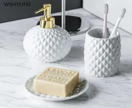 ヨーロッパのエンボス加工された白いセラミックバスルームセットクリーニングホーム歯ブラシホルダー石鹸液皿マウスカップバスウェア2107098453723