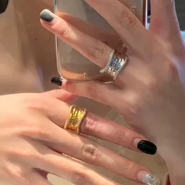 Anello in metallo ondulato irregolare zircone europeo/americano per donna di apertura di nicchia Design personalizzato per indici di dito