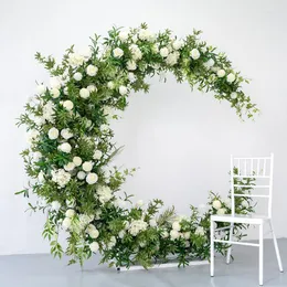 Fiori decorativi Pianta verde artificiale Rosa bianca Disposizione floreale in fila Arco lunare con fiore Sfondo matrimonio Decor Po Puntelli Stand