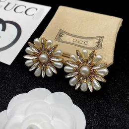 2023 Neuer luxuriöser, hochwertiger Modeschmuck für doppelte Perlen-Blütenblatt-Blume-Ohrclip-Ohrringe aus Messing