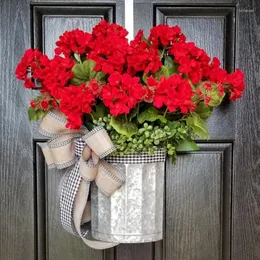 Ghirlande di fiori decorativi con secchielli per la porta d'ingresso, decorazioni primaverili in fattoria, geranio rustico