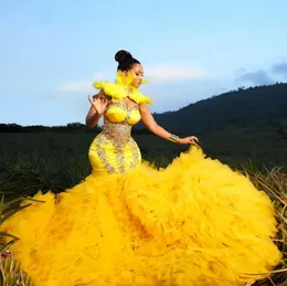 Vestidos de noite de querida amarela para mulheres árabes com penas de festas de aniversário de pescoço de festas de miçangas vestidos formais de babados de babados de bal