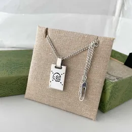 60% rabatt 2023 Ny lyxig högkvalitativ modesmycken för Silver Skull Square Halsband Fairy tröja Kedja Män och kvinnor Enkla älskare