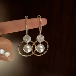 Orecchini pendenti di perle bianche alla moda per le donne Gioielli di fidanzamento per la festa nuziale con orecchini di strass lucidi