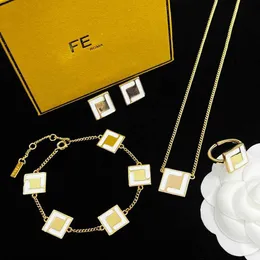 20% rabatt 2023 Ny lyxig högkvalitativ modesmycken för premiumkänsla Gel Drop White Necklace Temperament Square Armband Ear Stud Open Ring Ins Style