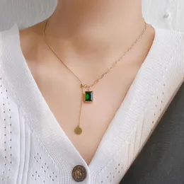 Collane con ciondolo Collana in acciaio al titanio Collana da donna in zircone verde con nappa e clavicola, semplice stile estraibile, temperamento vento freddo