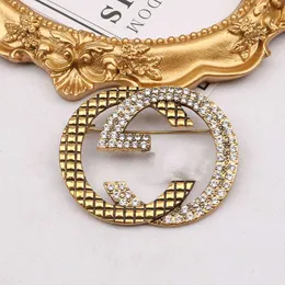 Principais jóias de designers Europeias e simples Família Geométrica Decorativa Broche Personalizado Acessórios Inclinados de Diamante Broche de Lenço de Seda