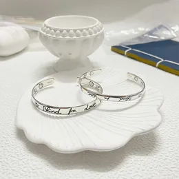 Fabbrica all'ingrosso 2023 Nuovi gioielli di moda di alta qualità di lusso per fiore d'argento e braccialetto impavido di uccelli ciechi per coppia di gioielli a mano usati per amore