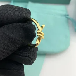 Tasarımcı Markalı Yüzük Kadınlar 18K Altın Kaplama Kristal Elmas Paslanmaz Çelik Aşk Düğün Takı Malzemeleri Yüzük ince parmak yüzüğü Partisi Düğün Nişan Hediyeleri