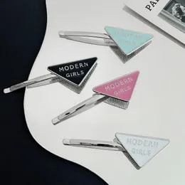 Nastro personalizzato Forcina per ragazze Colore Goccia Smalto Clip a triangolo Ragazze moderne Lettera inglese Accessori per capelli Moda Donna HairClip