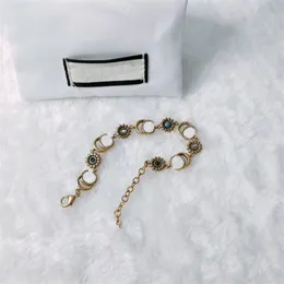 Kolorowe koraliki projektanty uroki uwielbiają bransoletki lodowe rhinestone vintage plastowany złoty podwójny liter Daisy Flower pulsera biżuteria kobiety luksusowa bransoletka ZB028 E23