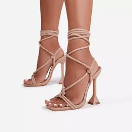 Sandalet Yüksek topuklu ayakkabılar sandalet pembe stiletto parti balık ağız çapraz kayış metal kolye podyum kadın ayakkabıları 35-42 büyük boy 230306