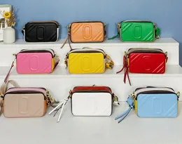 Кошельки Дизайнерские сумки 2023 Женская мода M Простой широкий плечевой ремень M Подходящая по цвету маленькая квадратная сумка через плечо J