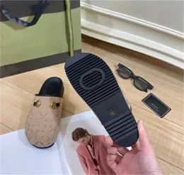 2023 Tasarımcı Deri Kadın Terlik Lüks Marka Mektubu Muller Ayakkabı Matal Toka Scuffs Açık Beach Hotel Baotou Yuvarlak Toe Slip Olmayan Moda Erkek Terlik 35-45