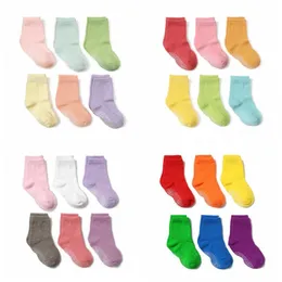 Skarpetki dla dzieci Floor Nie-Skid Dot Glue Socks Baby Anti-Slip Solid w środkowej rurce zimowej skarpetki Girl Autumn Fashion Sockin