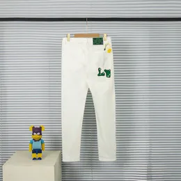 Hommes High Street Jeans Jeans Slim Pantalon en cuir de créateur en détresse Denim avec des trous Lettres Genou Ripped Man Pantalon droit j9j733