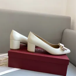 Bando ayakkabıları tasarımcı elmas ipek ayakkabılar 23s kadın parti gelinlik ayakkabıları pompalar rhinestone seksi ve çok yönlü ziyafet somunları kutu ile çok renkli ayakkabılar