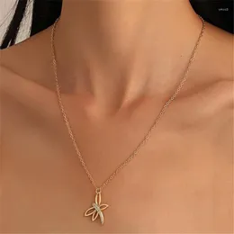 Collane con ciondolo Temperamento di moda Scava fuori Collana di cristallo di libellula in metallo Semplice ed elegante Catena a clavicola Gioielli da donna