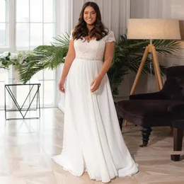 Bröllopsklänning Elegant Chiffon Plus Size V-Neck korta ärmar pärlstav brudklänning med snörning bak robe de mariage