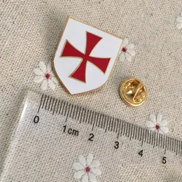 Pinki broszki 50pcs Czerwony Krzyż Biała tarcza i odznaki Masonic Mason Lapel Pin Chrześcijańska armia Krucjana Knights Templar Drop dhql5