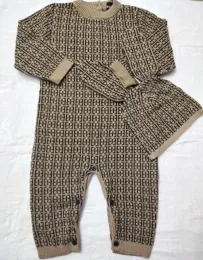 2023 Nytt mode Bokstavsstil babybyxor kläder stickad tröja kofta småbarn nyfödd Baby pojke flickor Brun rosa filt Romper och hatt set