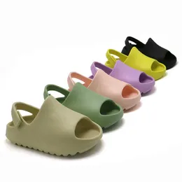 2023 Sommardesigner Nya baby tofflor barn sandaler mjuka eva anti-skidbad hem glider skor tofflor för pojkar