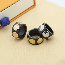 Дизайнерское кольцо для женщин очарование обручальные кольца кольца титановые стальные гравированные v Письмо 18K золотые украшения