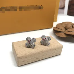 2022 Högkvalitativt rostfritt stål Kvinnor Designer Stud Luxury Style Simple V Love Parörhängen för Lady Party Wedding Presents Partihandel E-113