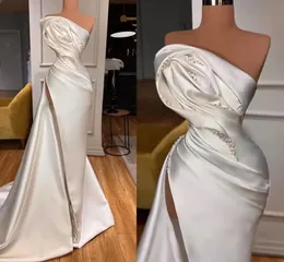 2023 Designer sjöjungfru bröllopsklänningar brudklänning hög delade pärlor pärlstav ärmlöst sveptåg satin skräddarsydd land plus storlek vestido de novia