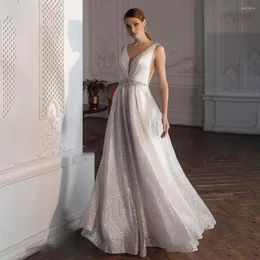 Bröllopsklänning ueteey klänningar ärmlös V-ringning Satin sveptåg plus storlek prinsessa a-line rygglösa pärlklänningar 2023