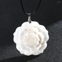 Collane con ciondolo 3D Tre strati Fiore rosa Naturale Bianco Madreperla Conchiglia Collana con petali fortunati Collana con catena maglione con ciondolo donna