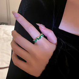 Anelli di band anel de esmeralda de uro femminino japons e coreano popolare originale antage pedra verde anel feito mo joias da moda presente aa230306