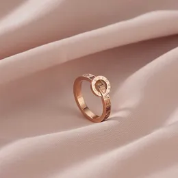 Anelli a fascia 2021 Nuovi anelli di zirconi in oro rosa con numeri romani in acciaio al titanio per donna Gioielli di moda coreani Anello di lusso per ragazze della festa nuziale S AA230306