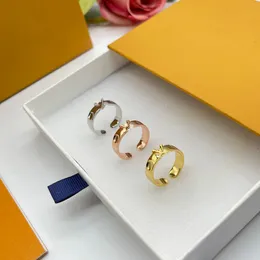 Moda Pierdzież zaręczynowa dla kobiet stal Titanium Silver Love Ring Designer 18K Gold Plate Letter Jewelry Regulowane rozmiar