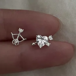 FAMBO 925 AGHI SILVERE Orecchini a bobina asimmetrica freccia attraverso il cuore tacchino zircone cupido per donne semplici gioielli per piercing all'orecchio G230307